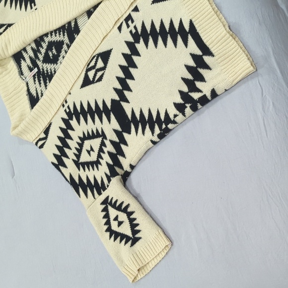 36 Point 5 Women's Size Medium Quarter Sleeve Cardigan Tribal Print - Picture 4 of 9